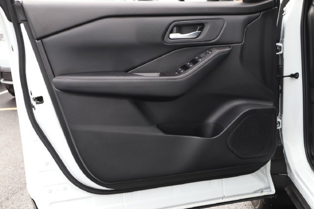 Used 2025 Nissan Rogue SV AWD/4WD image 16
