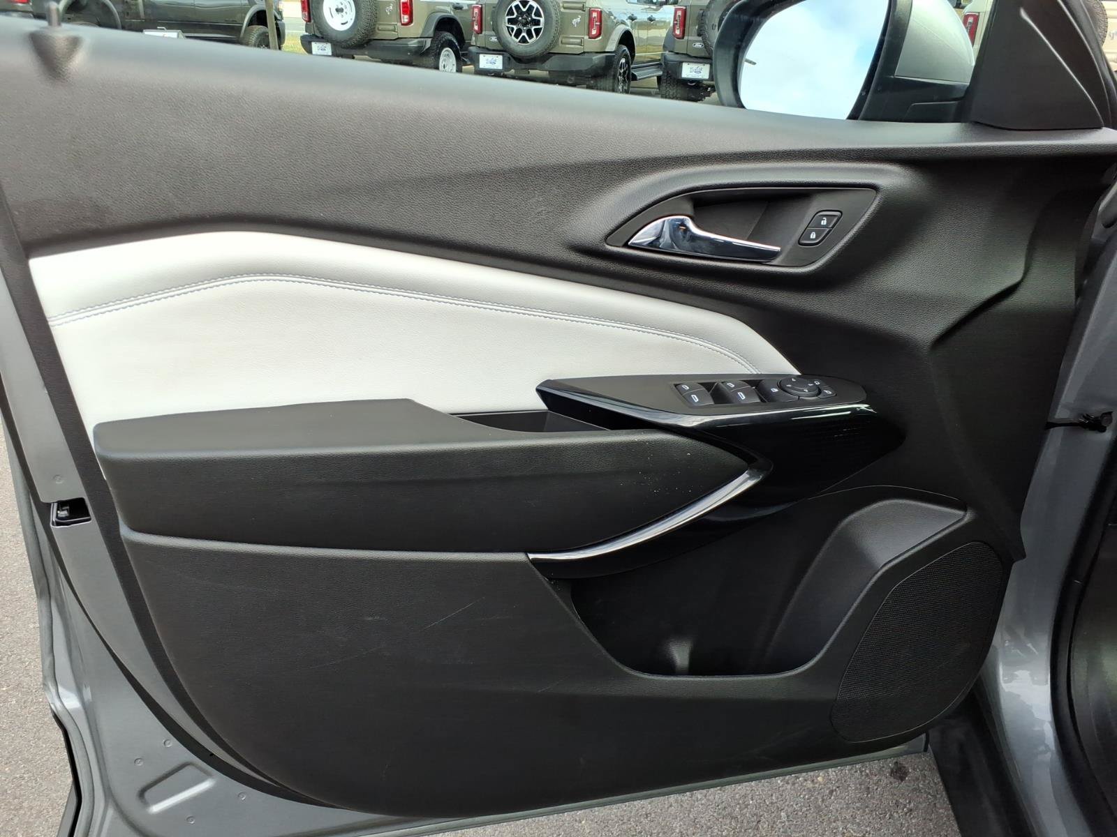 Used 2025 Chevrolet Trax LT FWD image 11