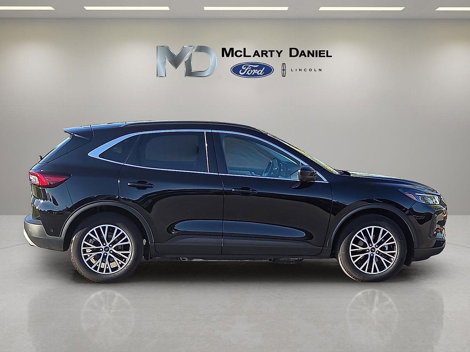 Certified 2024 Ford Escape SE w/ PHEV Premium Package image 6