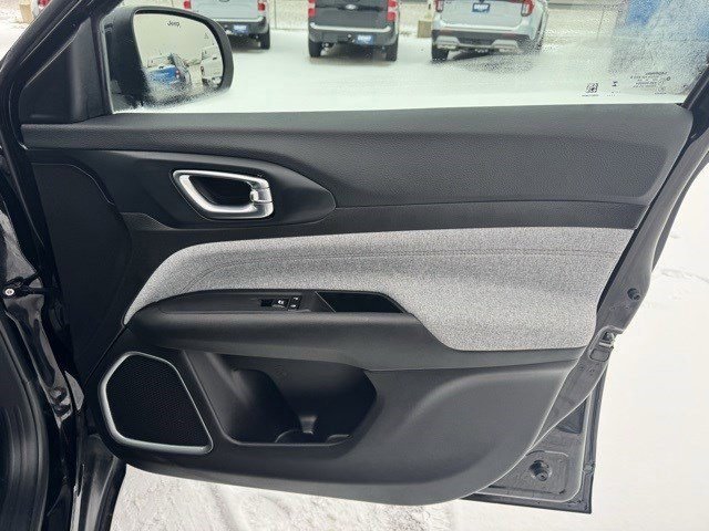 Used 2024 Jeep Compass Latitude image 33