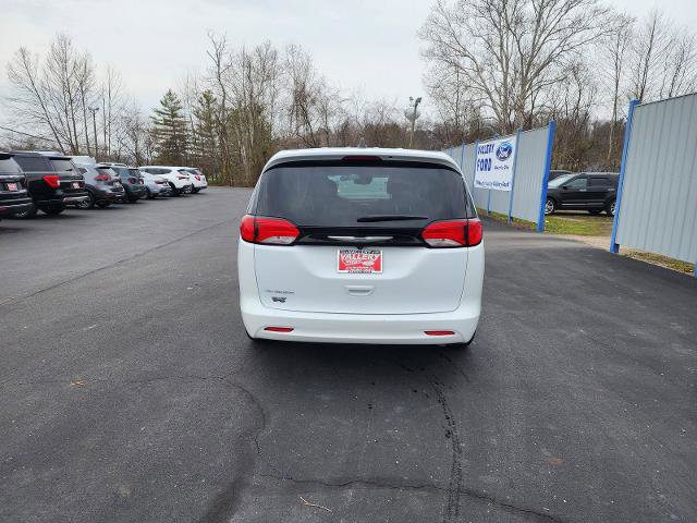 Used 2023 Chrysler Voyager LX FWD image 4