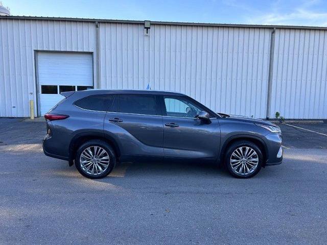 Used 2022 Toyota Highlander Platinum image 2