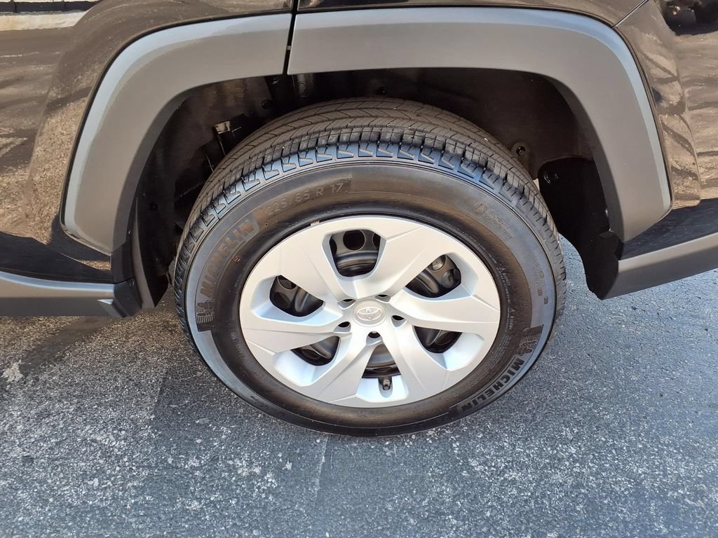 Used 2025 Toyota RAV4 LE AWD/4WD image 32