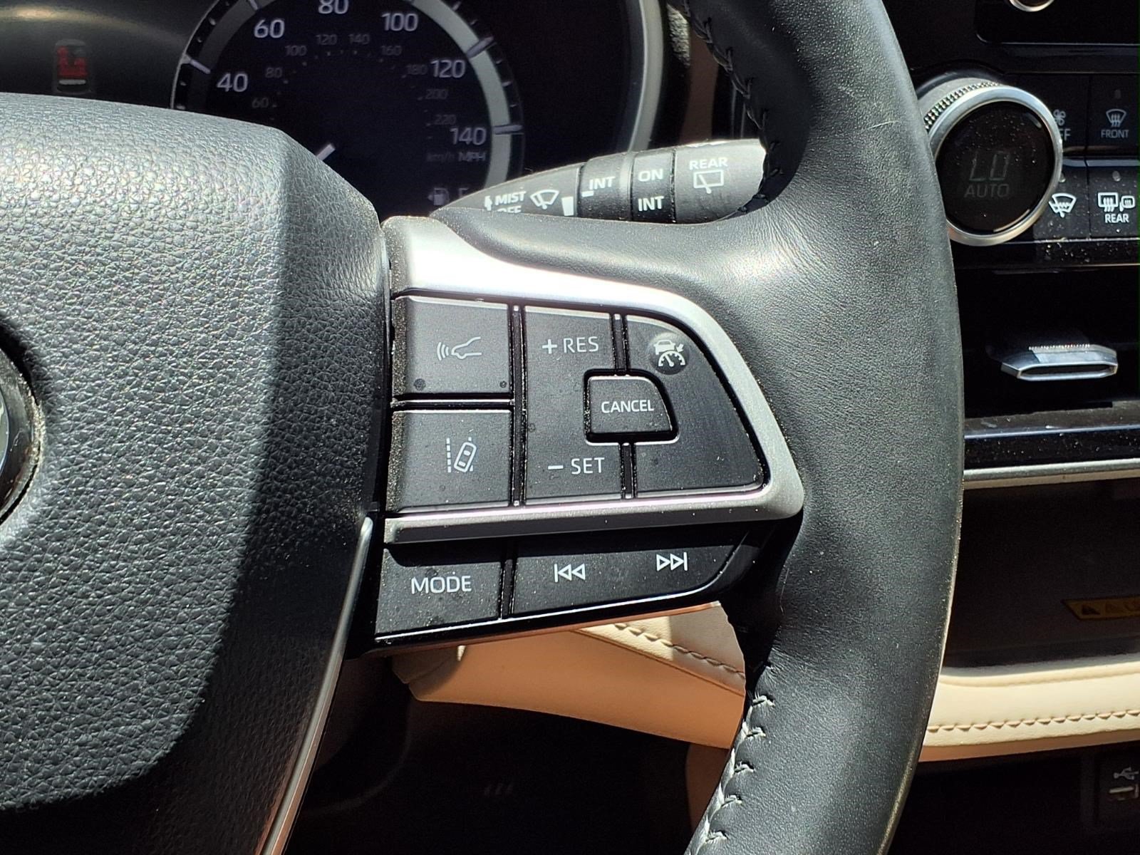 Used 2023 Toyota Highlander XLE FWD image 23