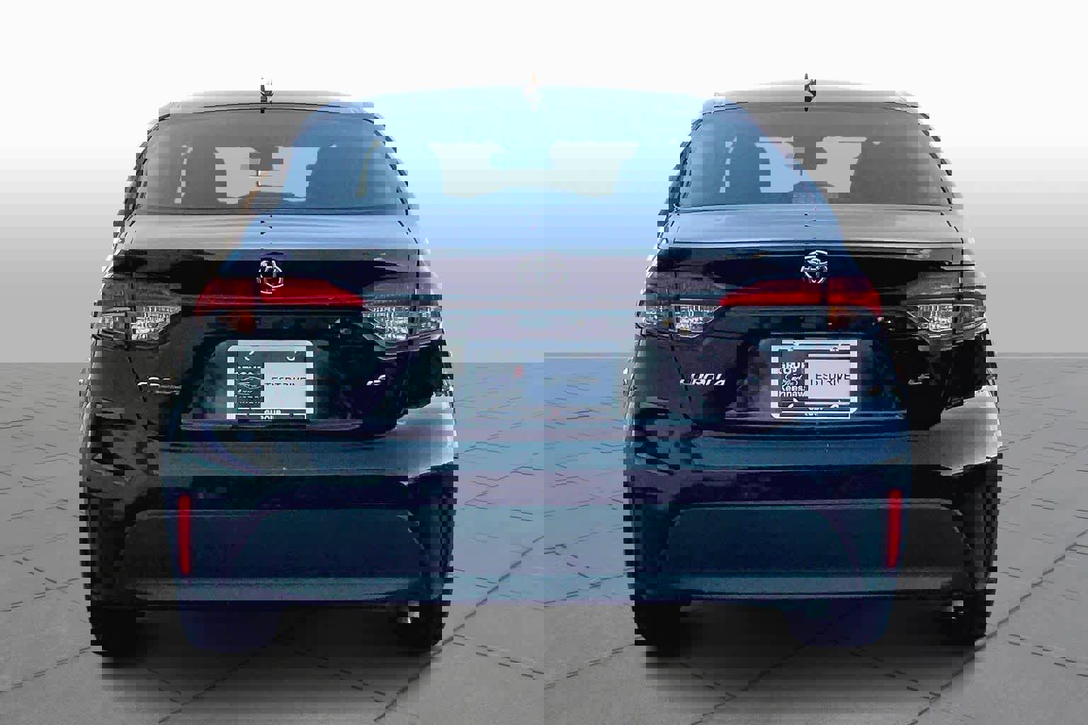 Used 2023 Toyota Corolla LE image 3