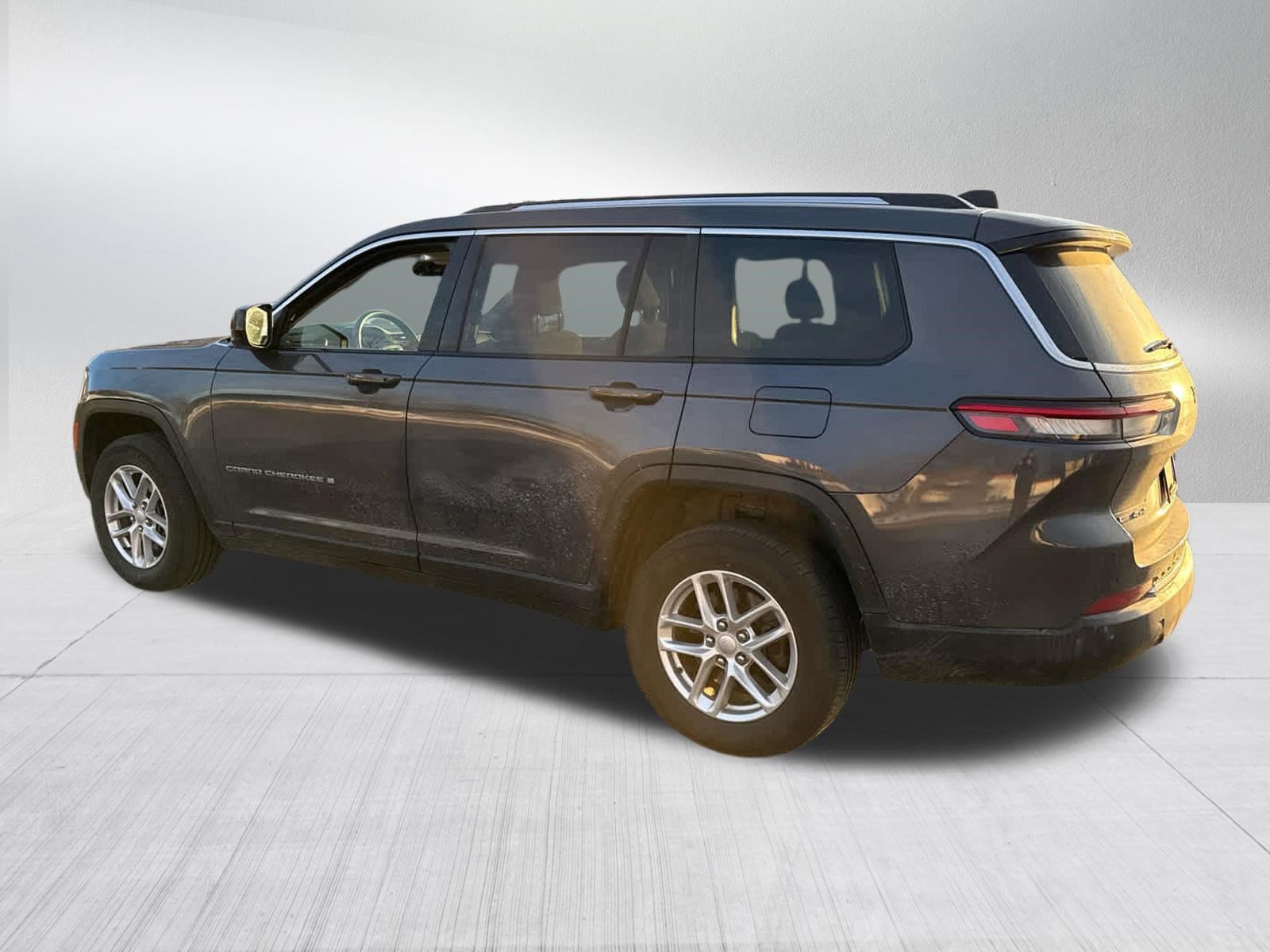 Used 2023 Jeep Grand Cherokee L Laredo image 4