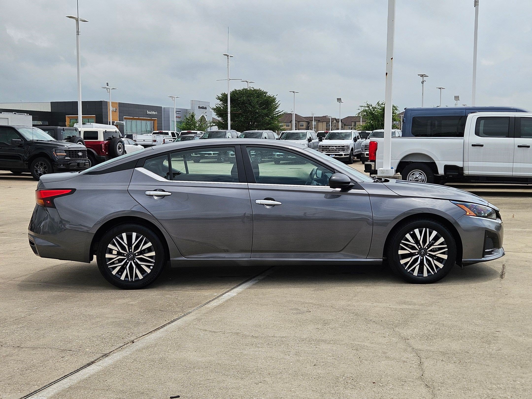 Used 2025 Nissan Altima 2.5 SV FWD image 2