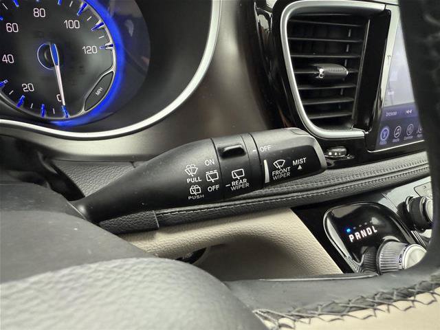 Used 2017 Chrysler Pacifica Limited FWD image 27