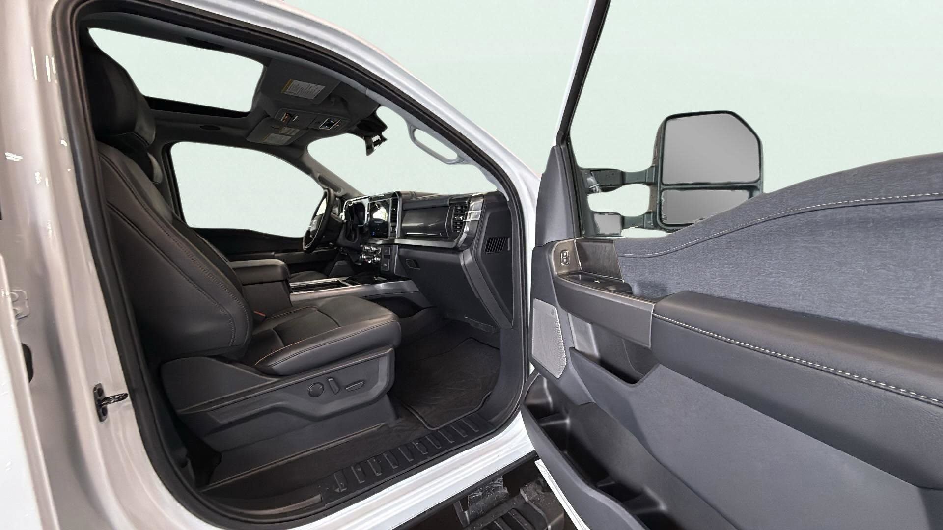 Certified 2025 Ford F250 Lariat w/ Lariat Ultimate Package image 17