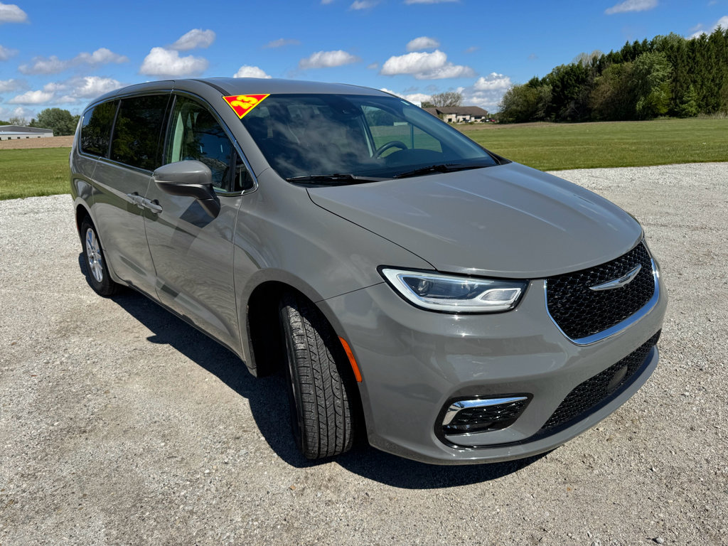 Used 2023 Chrysler Pacifica Touring-L FWD image 36