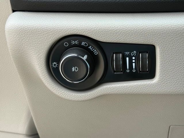 Used 2024 Chrysler Pacifica Touring-L FWD image 15