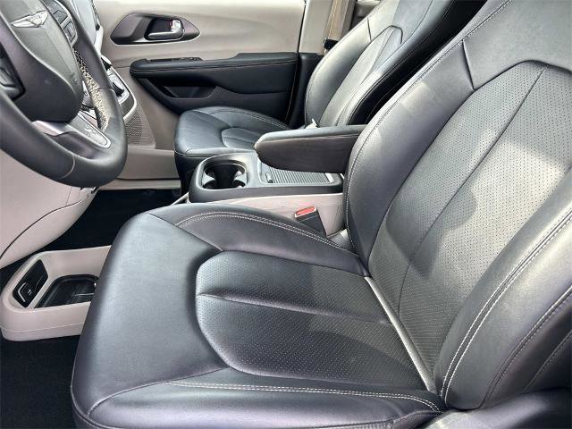 Used 2024 Chrysler Pacifica Touring-L image 26