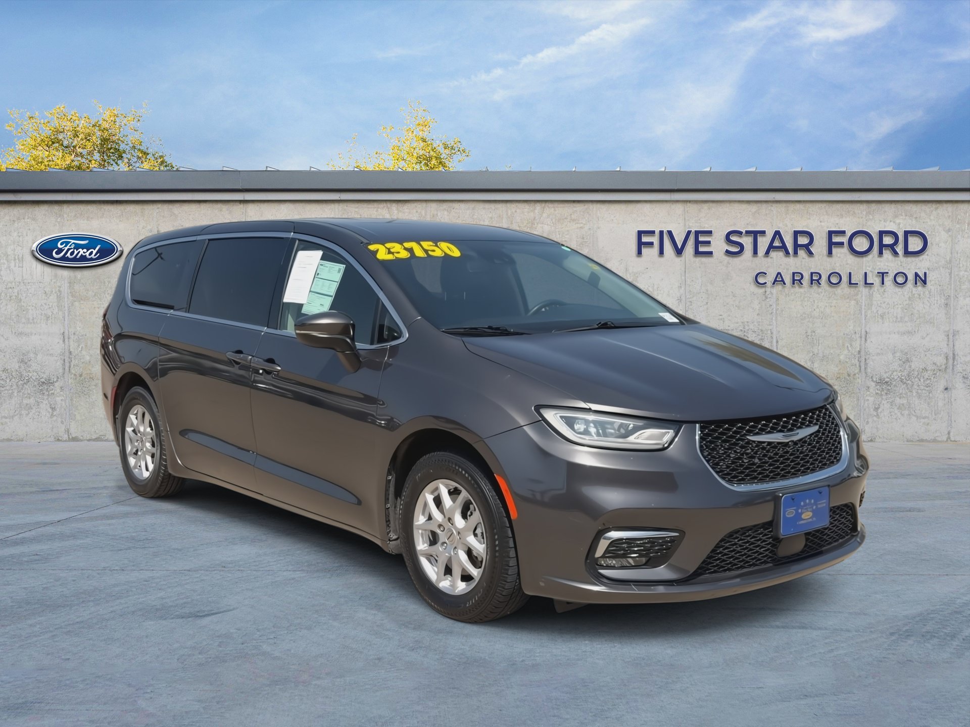 Used 2023 Chrysler Pacifica Touring-L FWD image 2