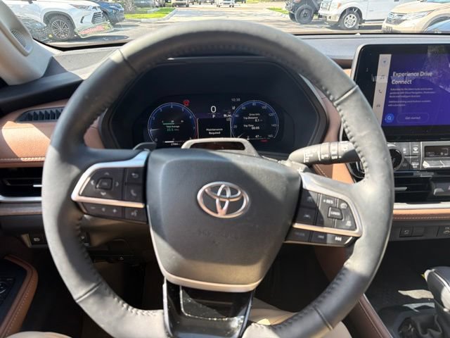 Used 2025 Toyota Grand Highlander AWD image 16