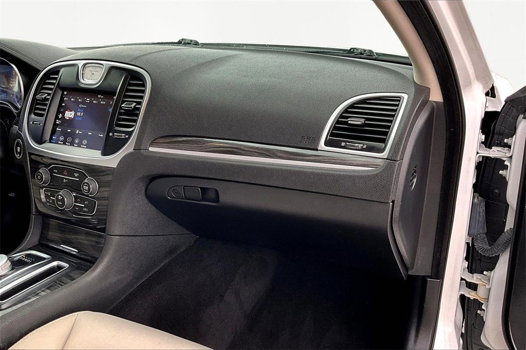 Used 2022 Chrysler 300 Touring w/ Sport Appearance Package image 17