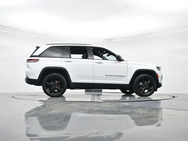 Used 2023 Jeep Grand Cherokee Altitude RWD image 29