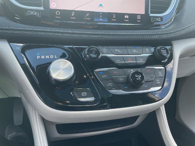 Used 2023 Chrysler Pacifica Limited AWD/4WD image 29