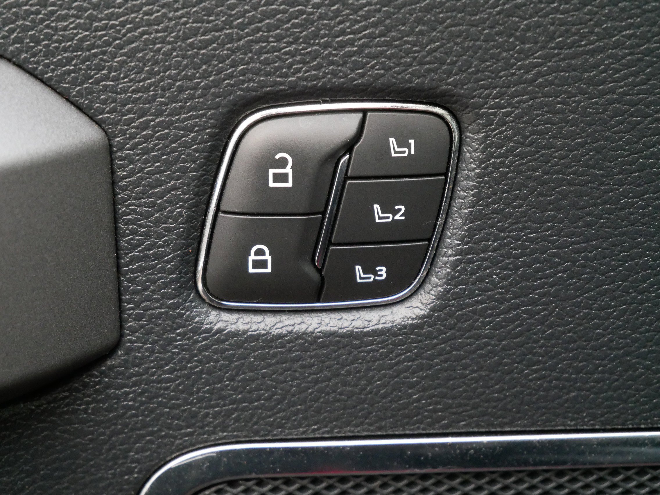 Certified 2022 Ford F350 Platinum w/ FX4 Off-Road Package image 15