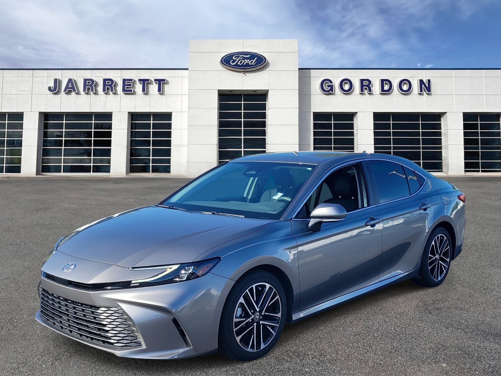 Used 2025 Toyota Camry XLE FWD image 2