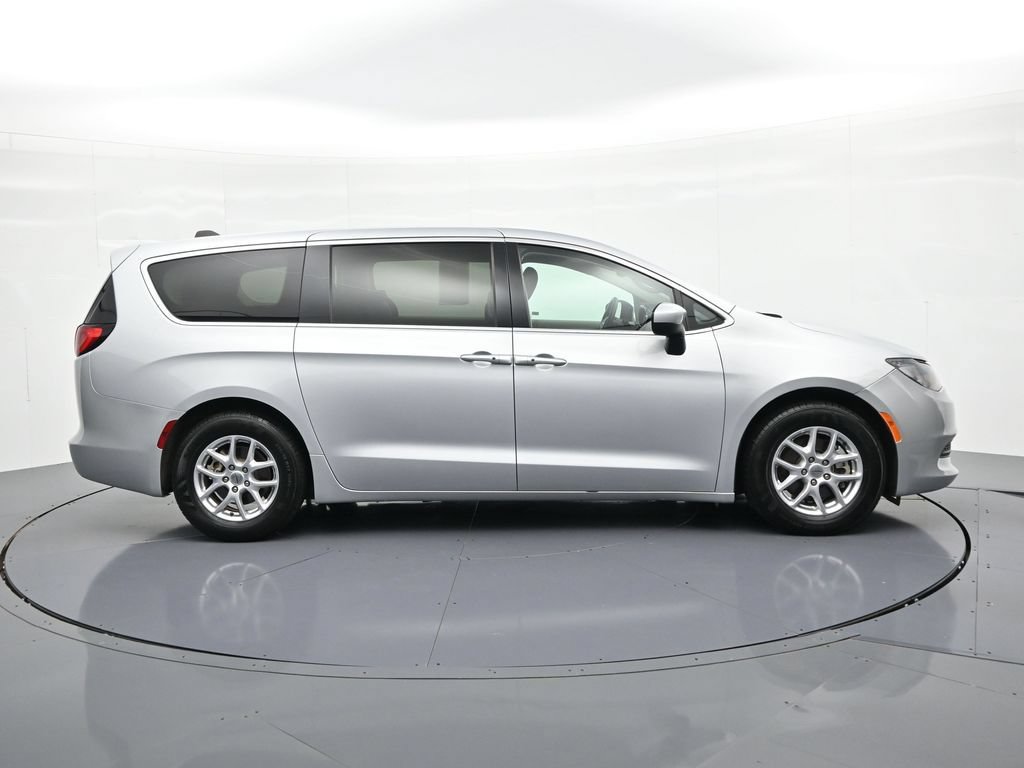 Used 2023 Chrysler Voyager LX FWD image 5