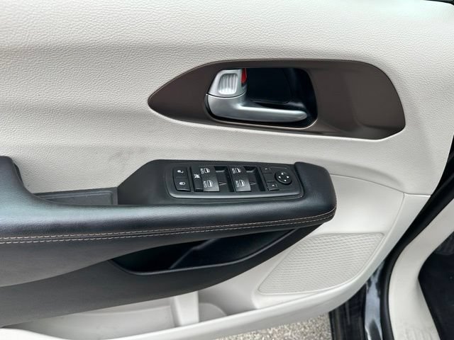 Used 2019 Chrysler Pacifica Touring-L Plus w/ Advanced Safetytec Group FWD image 22