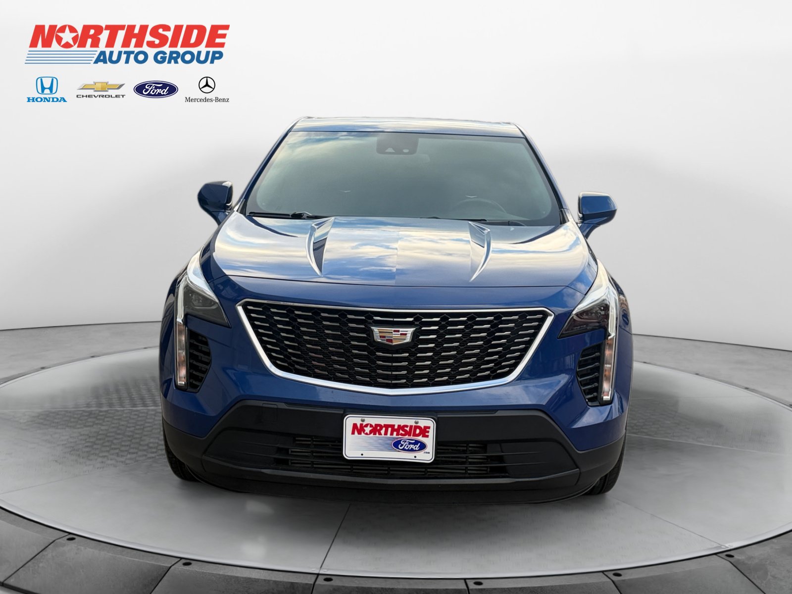 Used 2023 Cadillac XT4 Luxury w/ Cold Weather Package FWD image 2