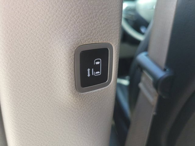 Used 2022 Chrysler Pacifica Touring-L AWD/4WD image 16