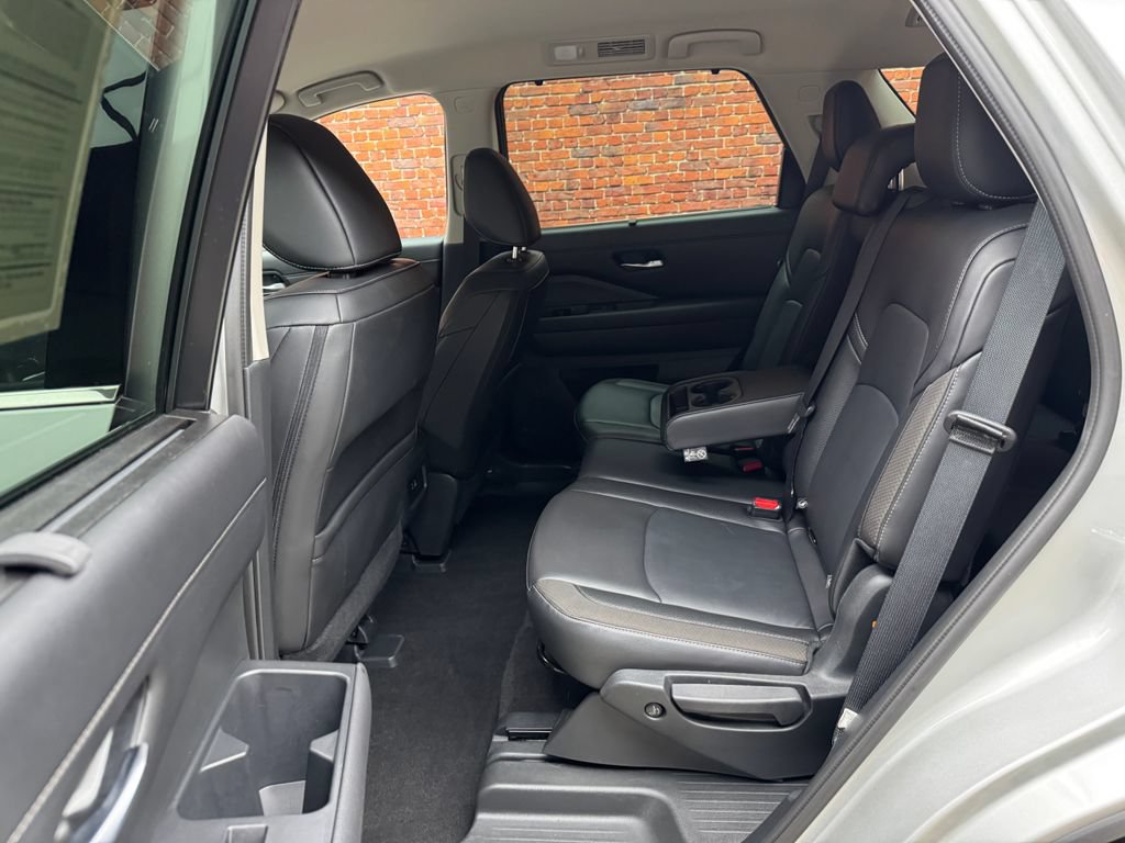 Used 2025 Nissan Pathfinder SL AWD/4WD image 24