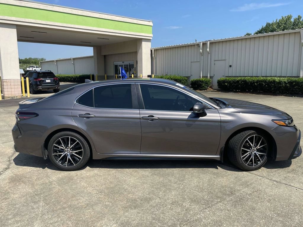 Used 2022 Toyota Camry SE FWD image 2