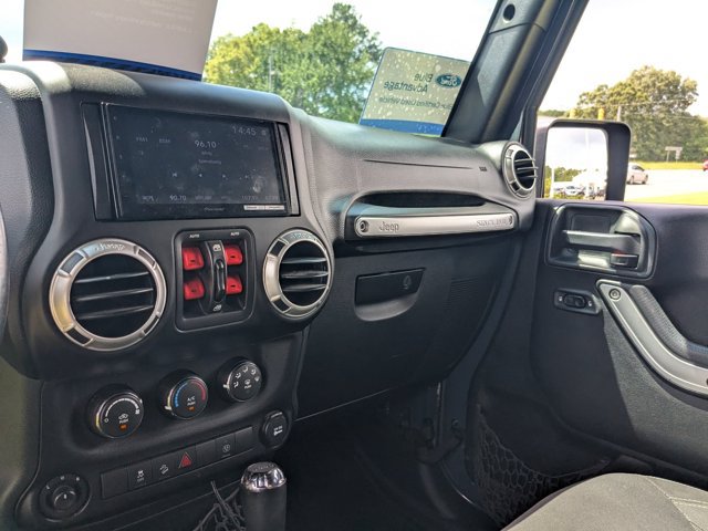 Used 2017 Jeep Wrangler Unlimited Sahara w/ Connectivity Group AWD/4WD image 19