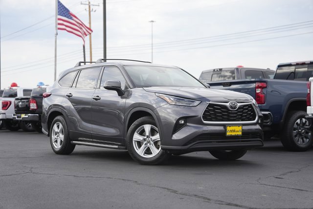 Used 2021 Toyota Highlander LE image 2