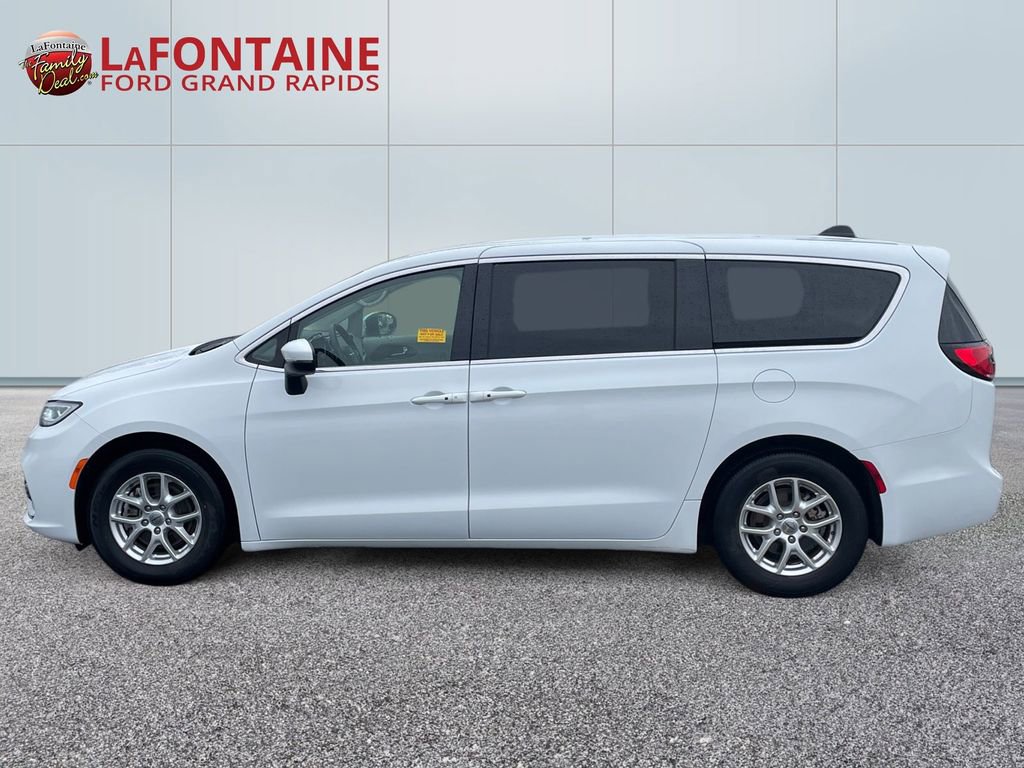 Used 2023 Chrysler Pacifica Touring-L FWD image 4