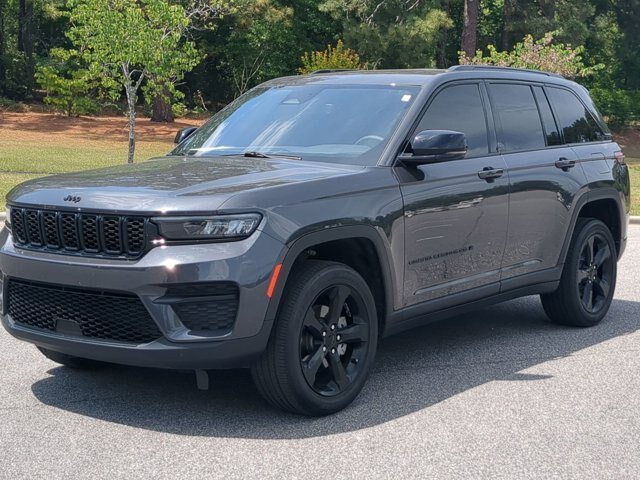 Used 2024 Jeep Grand Cherokee Altitude AWD/4WD image 8