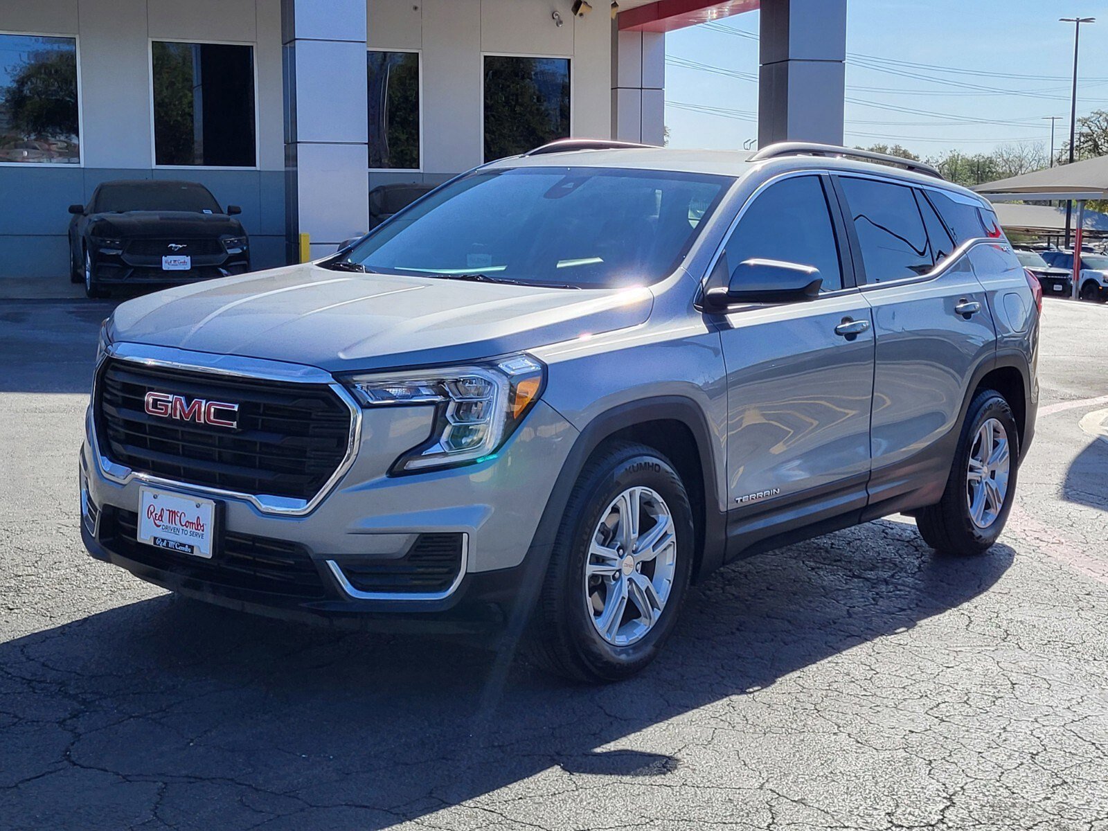 Used 2023 GMC Terrain SLE w/ Driver Convenience Package image 7