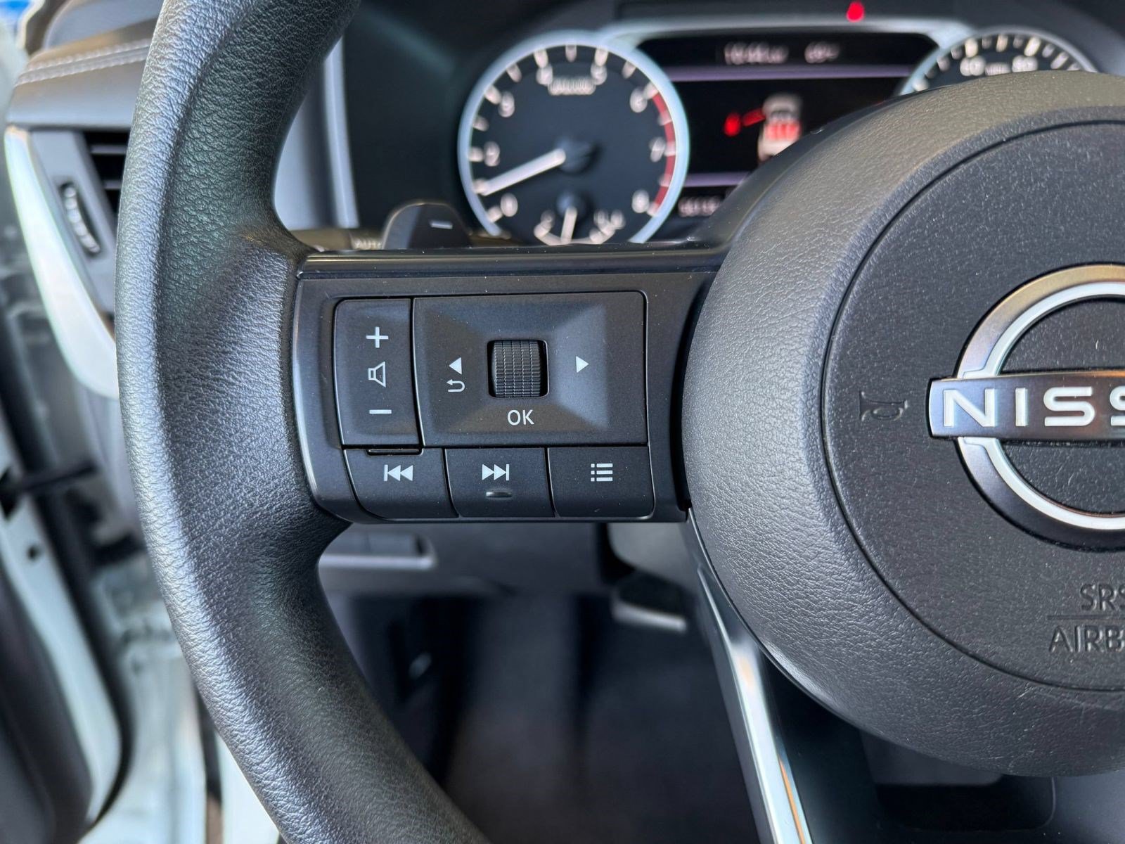 Used 2024 Nissan Rogue S FWD image 17