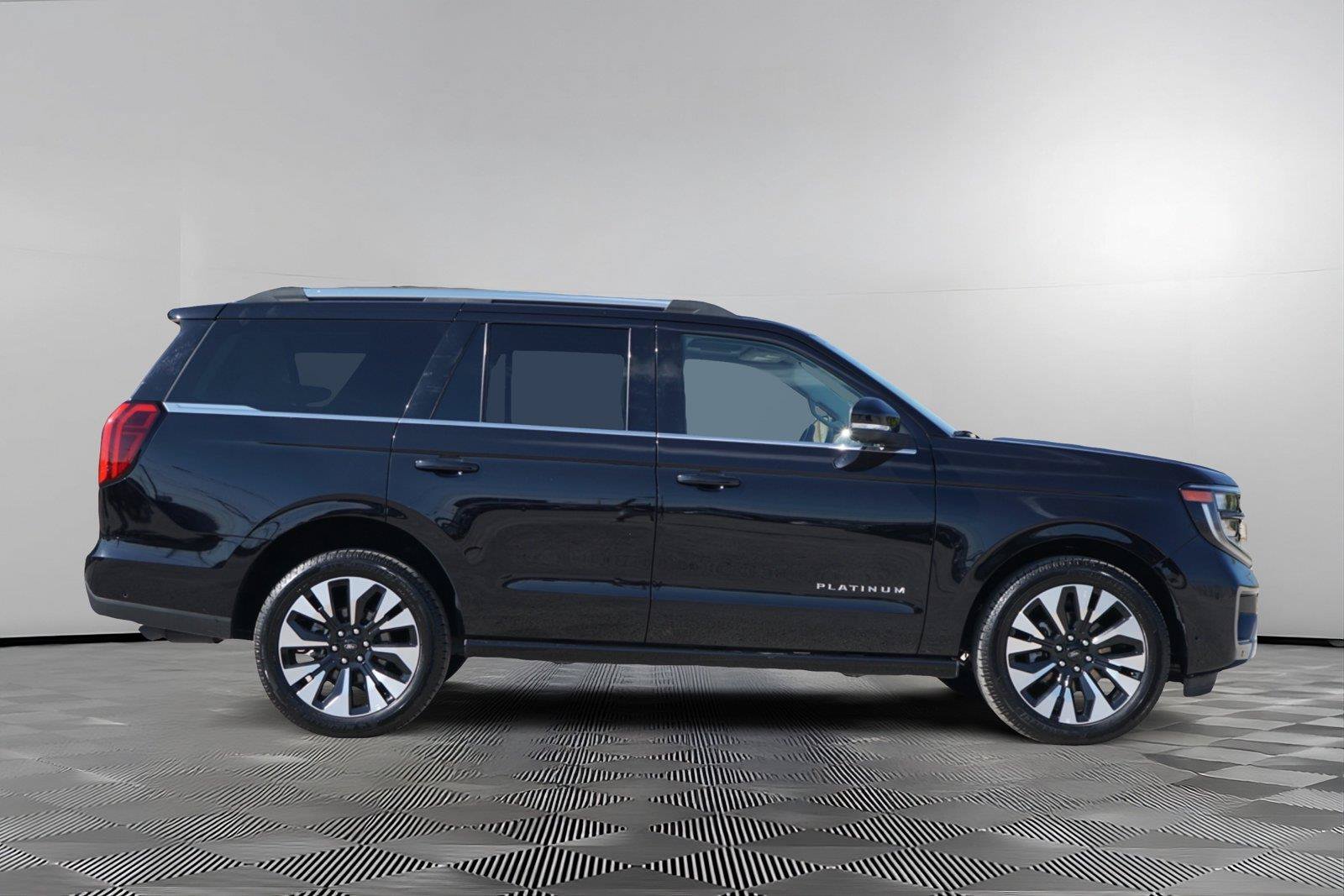 Certified 2025 Ford Expedition Platinum w/ Driver's Package AWD/4WD image 4