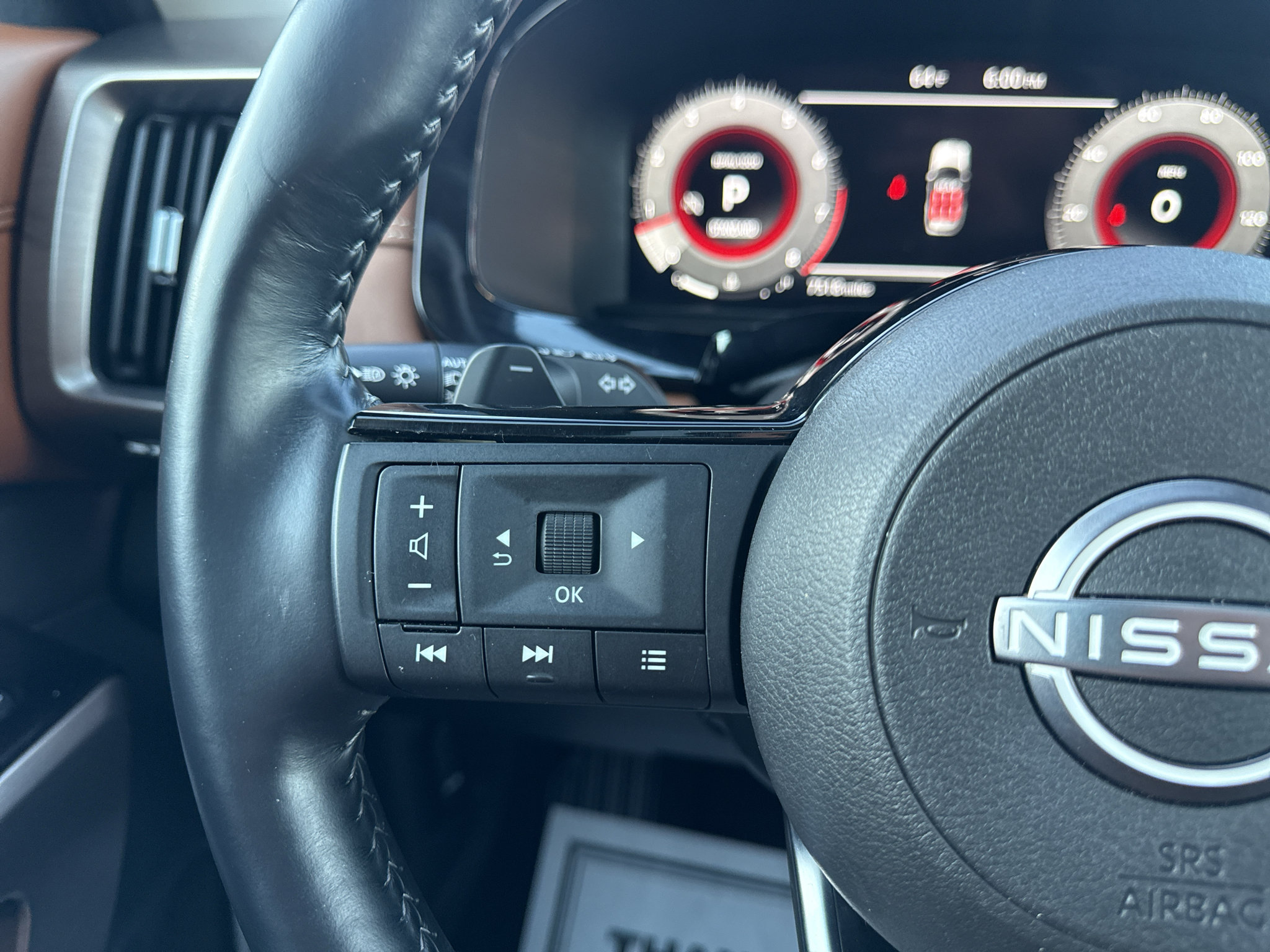 Used 2025 Nissan Pathfinder Platinum w/ Black Appearance Package FWD image 26