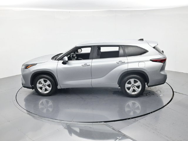Used 2025 Toyota Highlander LE FWD image 41