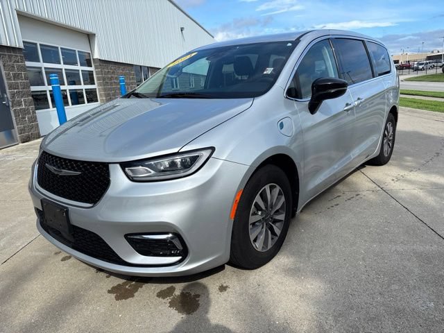 Used 2024 Chrysler Pacifica Limited FWD image 2
