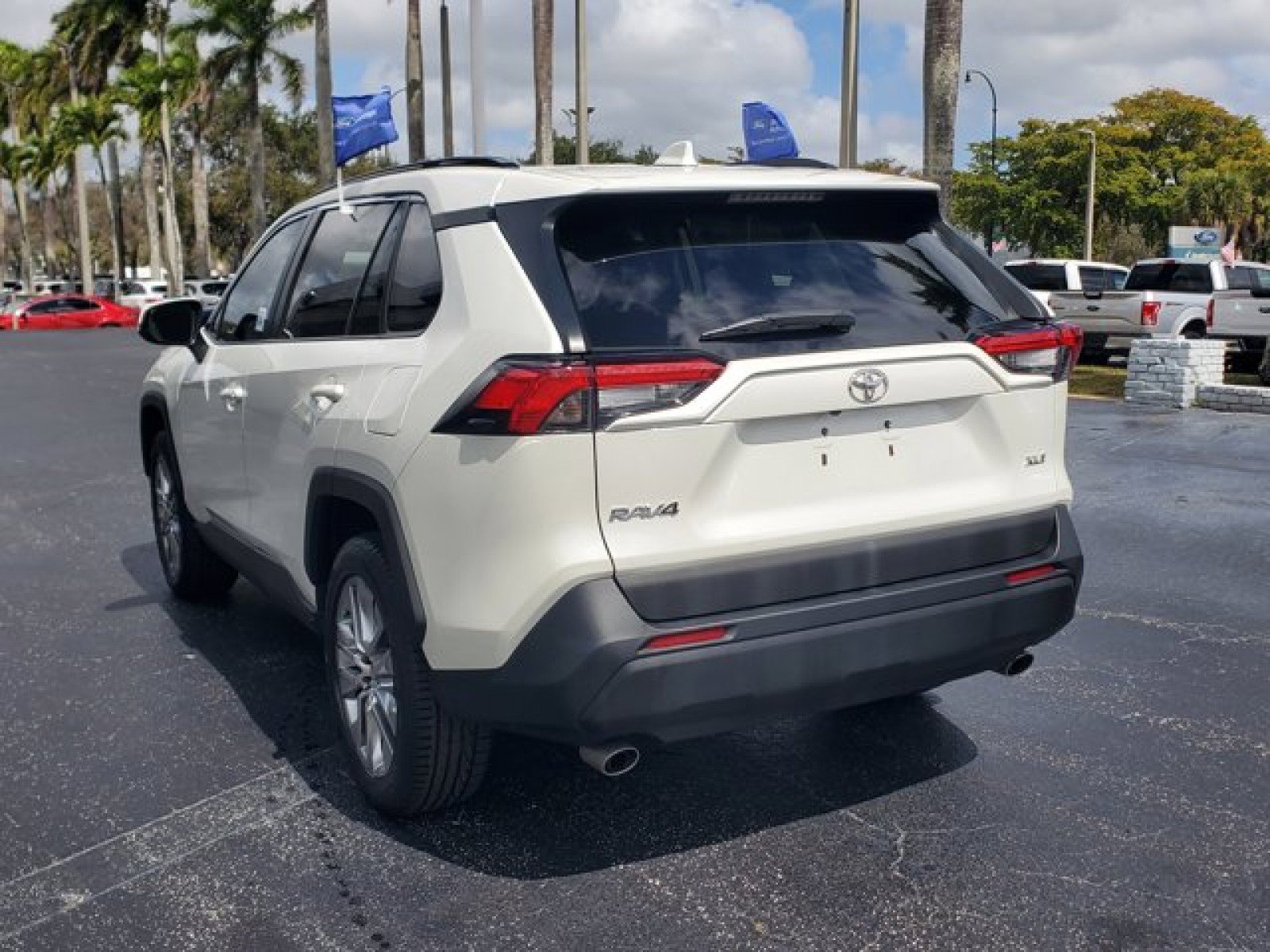 Used 2021 Toyota RAV4 XLE Premium image 5