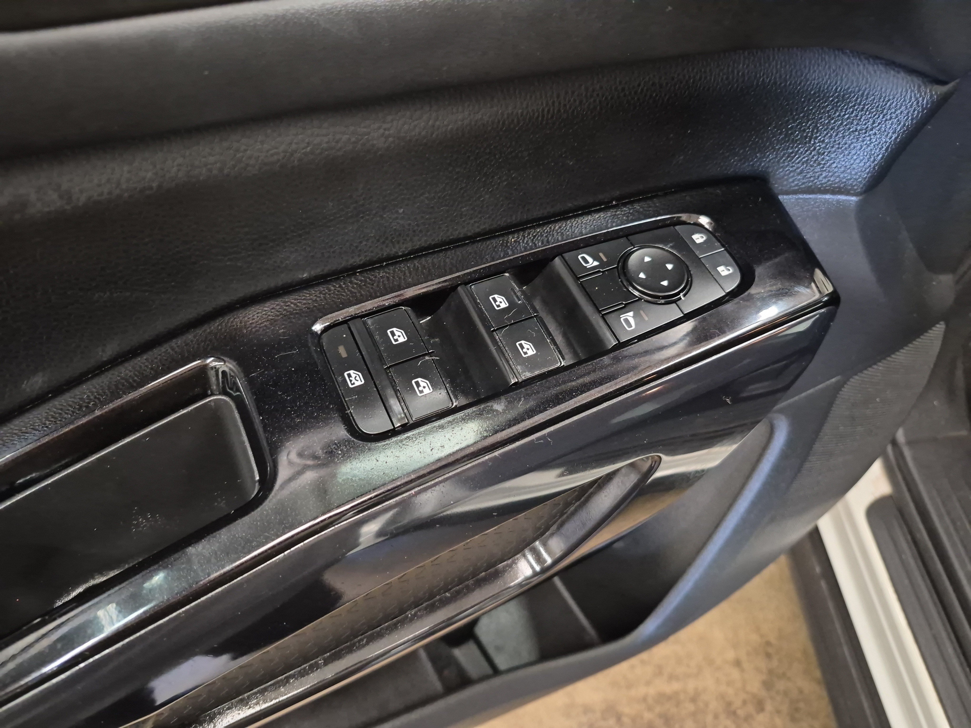 Used 2022 Nissan Pathfinder S FWD image 9