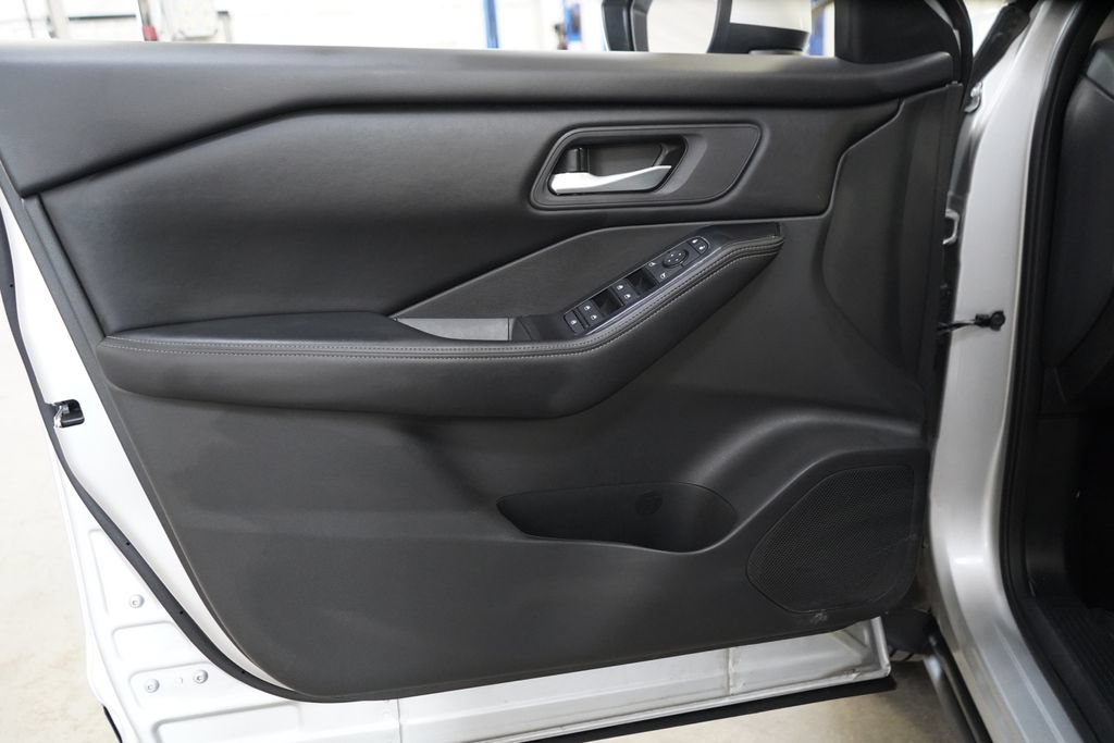 Used 2025 Nissan Rogue SV FWD image 13
