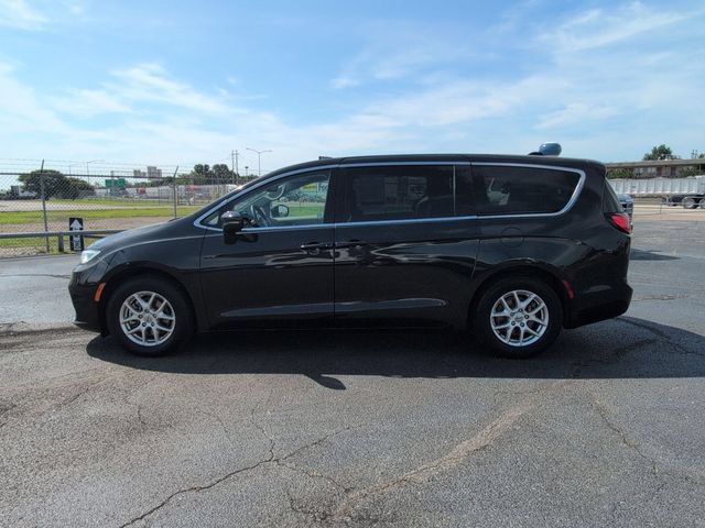 Used 2023 Chrysler Pacifica Touring-L FWD image 4