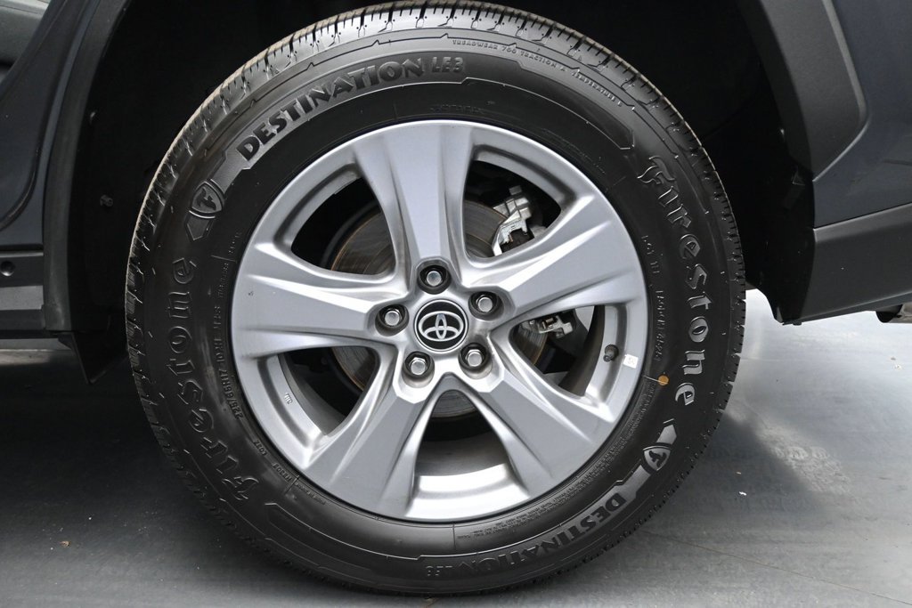 Used 2022 Toyota RAV4 XLE AWD/4WD image 22