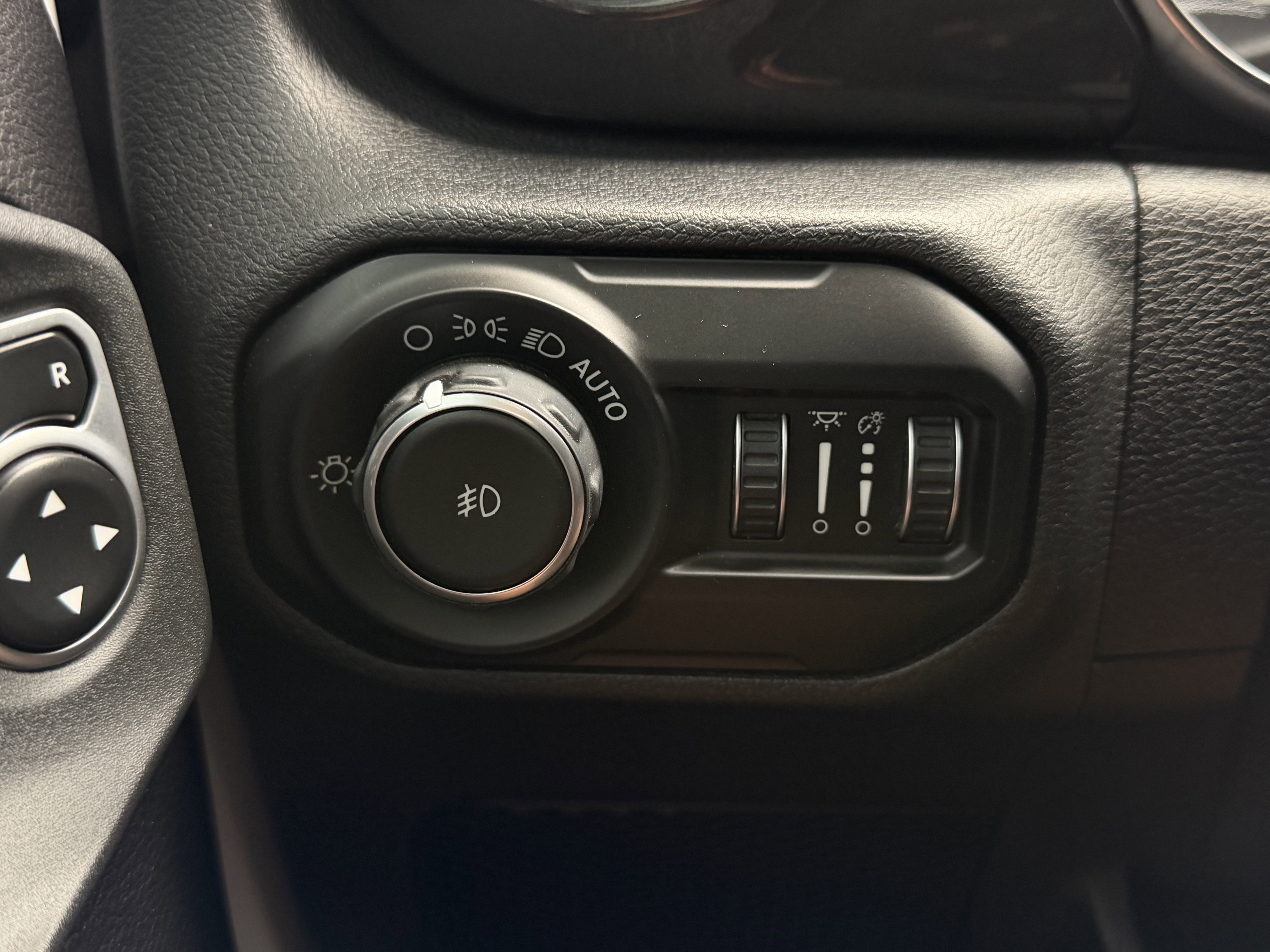 Used 2020 Jeep Wrangler Unlimited Sahara AWD/4WD image 28