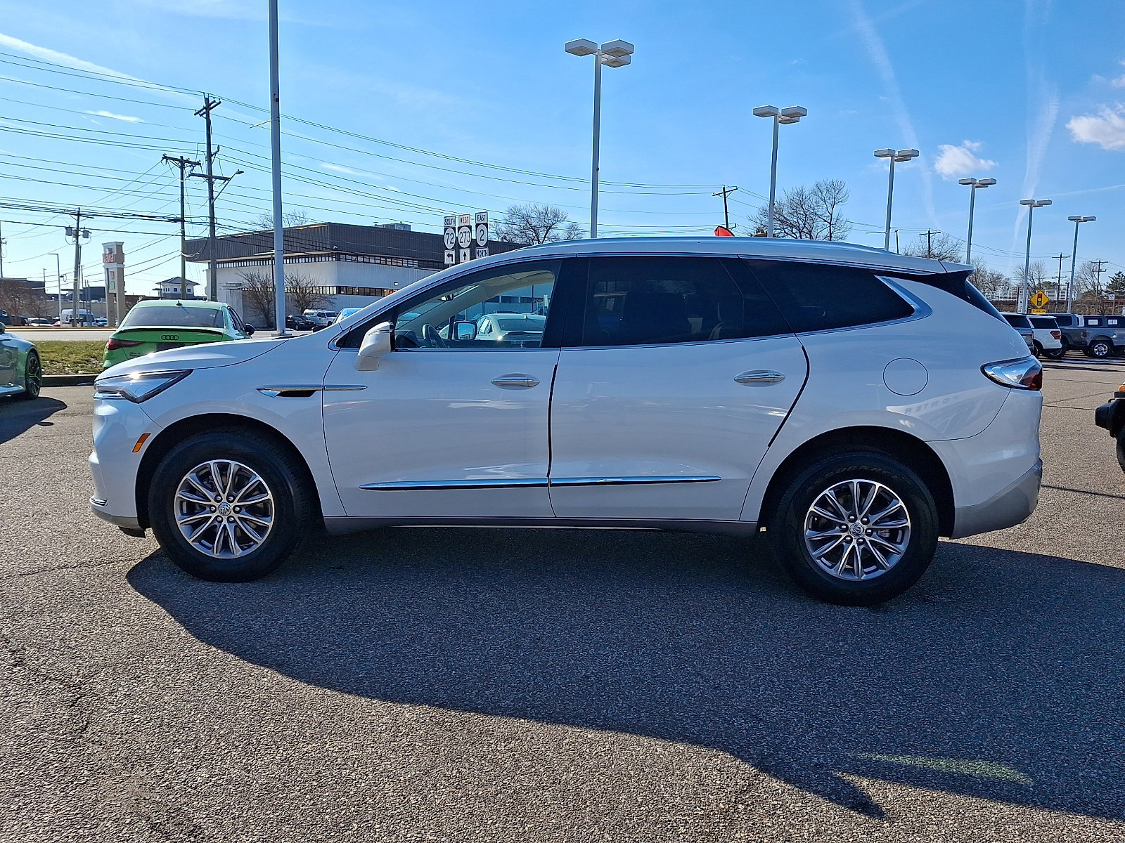 Used 2023 Buick Enclave Essence image 3