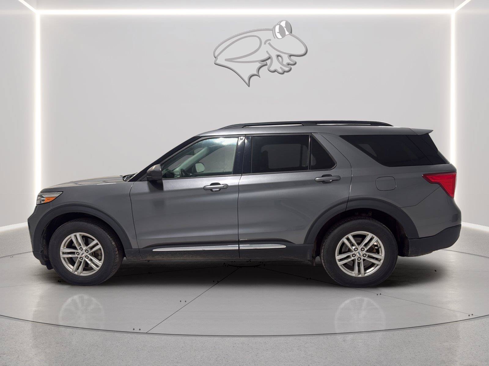 Certified 2022 Ford Explorer XLT w/ Equipment Group 202A AWD/4WD image 2