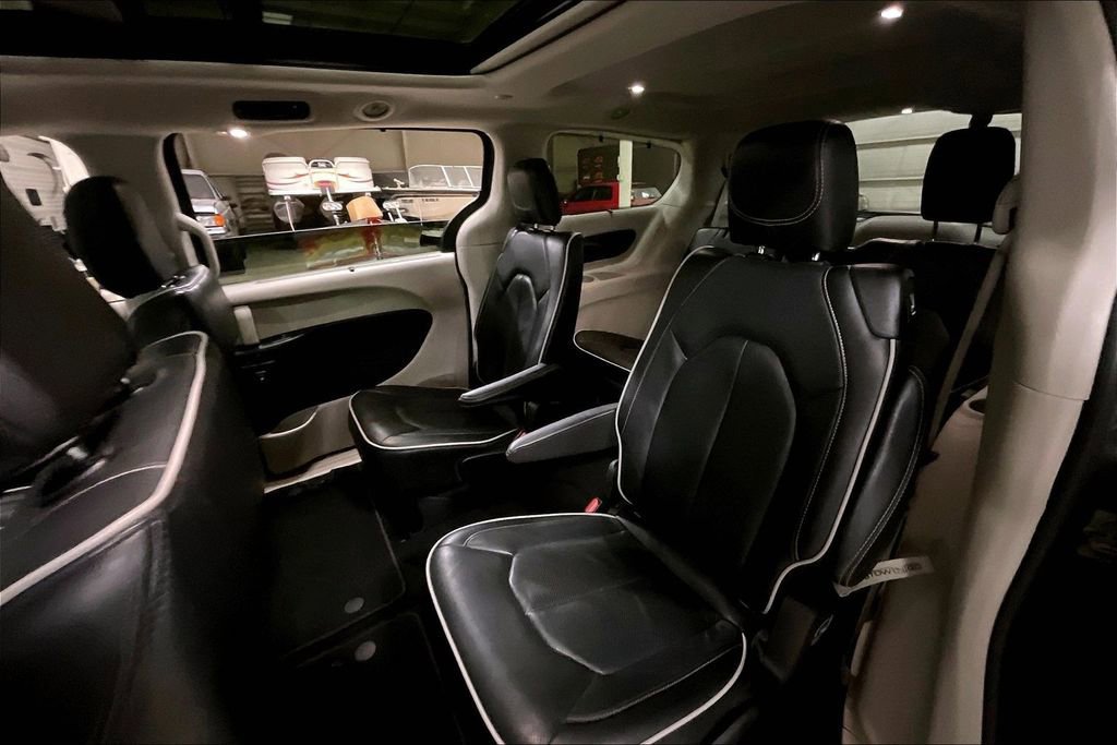 Used 2023 Chrysler Pacifica Limited image 25