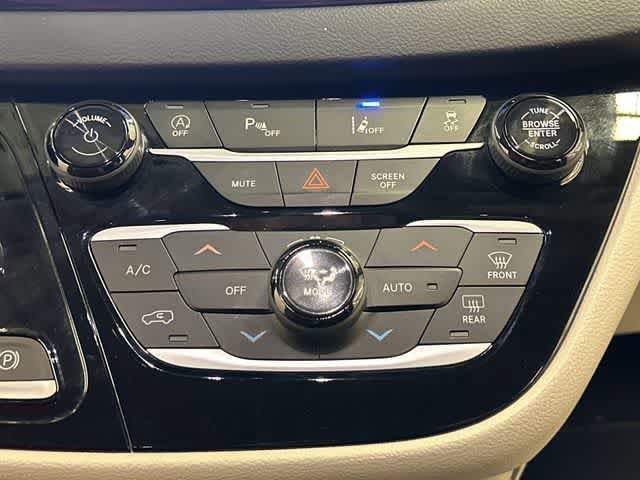 Used 2023 Chrysler Pacifica Touring-L FWD image 14