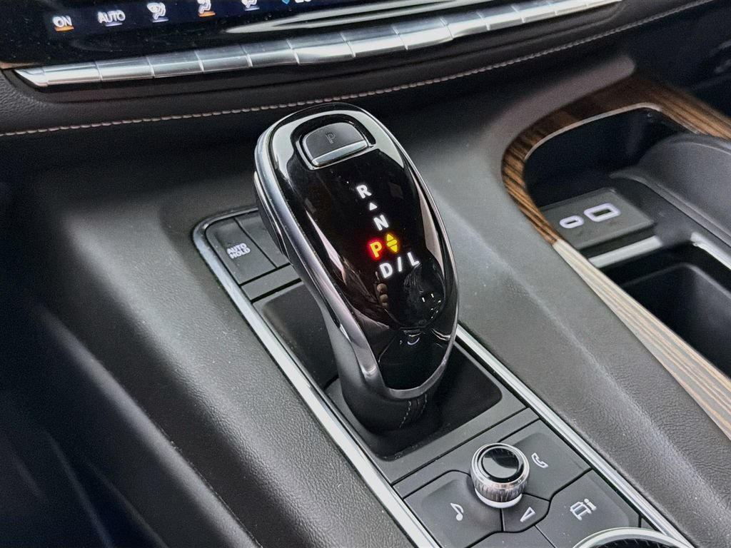 Used 2022 Cadillac Escalade Luxury AWD/4WD image 21